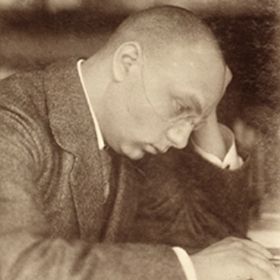 De Haan met bril en hoofd op arm 1913